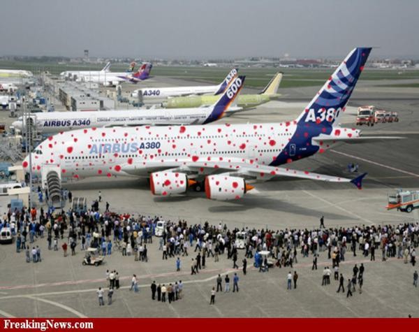 Tại một Triển lãm hàng không, hãng Airbus quyết gây sự chú ý khách hàng bằng cách sơn chấm đỏ lên siêu phẩm A380 của mình. Trông chiếc máy bay này như nổi phát ban. Kết quả ngoài mong đợi khi có khá đông khách tham quan đến gian hàng này.
